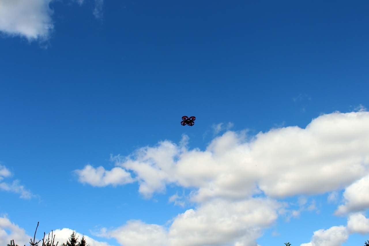 Mini-Drohne fliegt